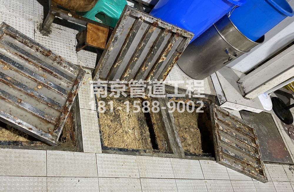 278普陀城管中队食堂隔油池清理